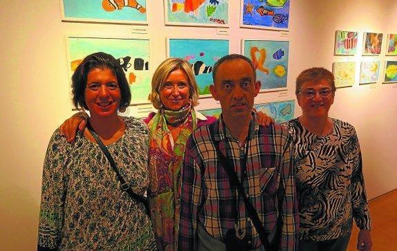Jone Arruabarrena, profesora de pintura, con alumnos de las clases que imparte en Atzegi.