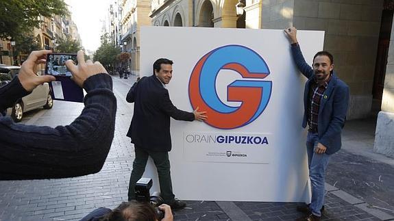 Imanol Lasa y Denis Itxaso, con el nuevo logotipo. 