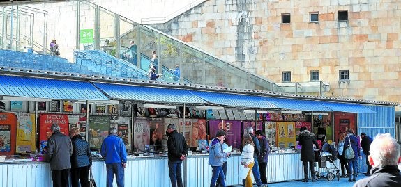 Las editoriales participantes en la Feria del Libro recibieron a los primeros aficionados a la lectura y a compradores. 