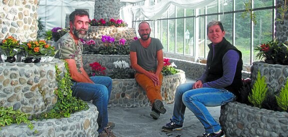 Los tres emprendedores junto a las 'fuentes de plantas'. 