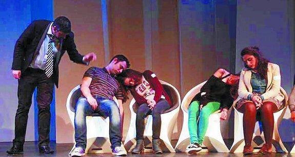 Jorge Astyaro con un grupo de espectadores hipnotizados en el escenario.