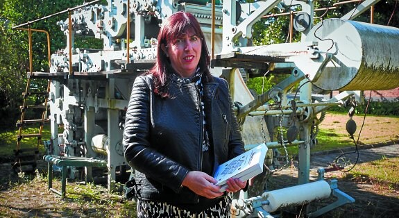 Lola Fernández de Casadevante junto a la antigua rotativa de El Diario Vasco.