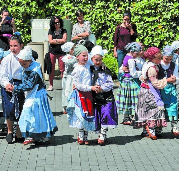 Ume dantzariak izango dira protagonista gaur kaleetan.