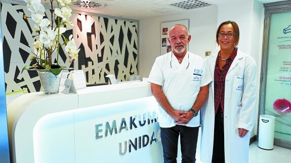 Toño Lara y Edurne Uzkudun, en la unidad de Mujer de Policlínica. Junto a Carmen Tauste ofrecerán información sobre menopausia e incontinencia urinaria.