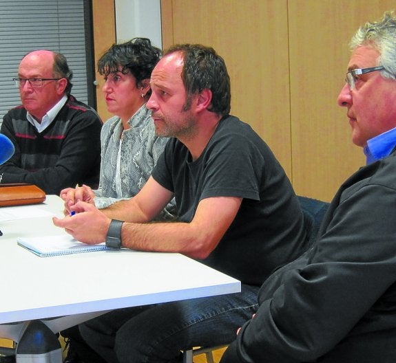 Los ediles con el presidente de la Mancomunidad ayer. 