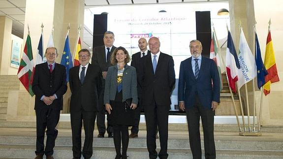 La consejera Ana Oregi y el presidente de Aquitania, Alain Rousset, en el centro