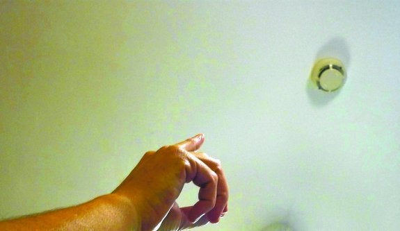 Detector. Se instalan en los techos, generalmente, porque el humo tiende a subir. 