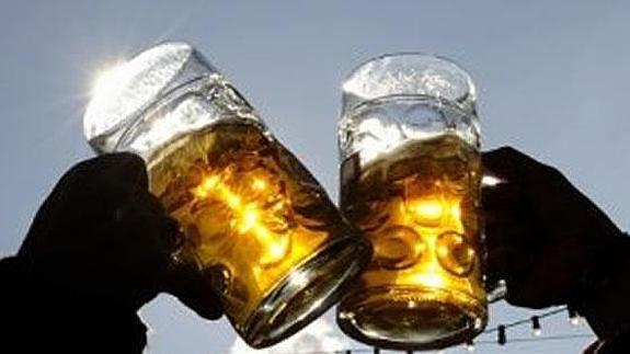 Brindis con cerveza.