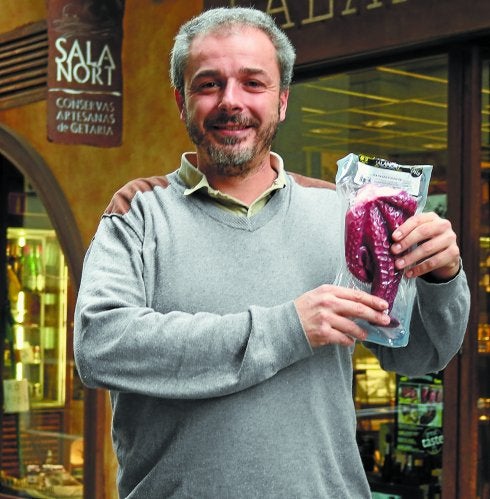 Koldo Larrañaga . Orgulloso con un ejemplar del pulpo premiado.