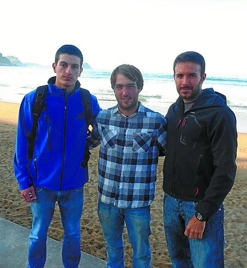 Eneko Galarraga, Jaime Rochas e Ibai Jauregi, tres de los jóvenes que viajarán a Grecia. 