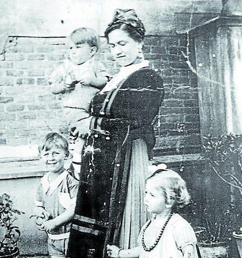 Celestina García Rebollar, natural de Selaya. Nodriza de los marqueses de Oquendo, Año 1925. 