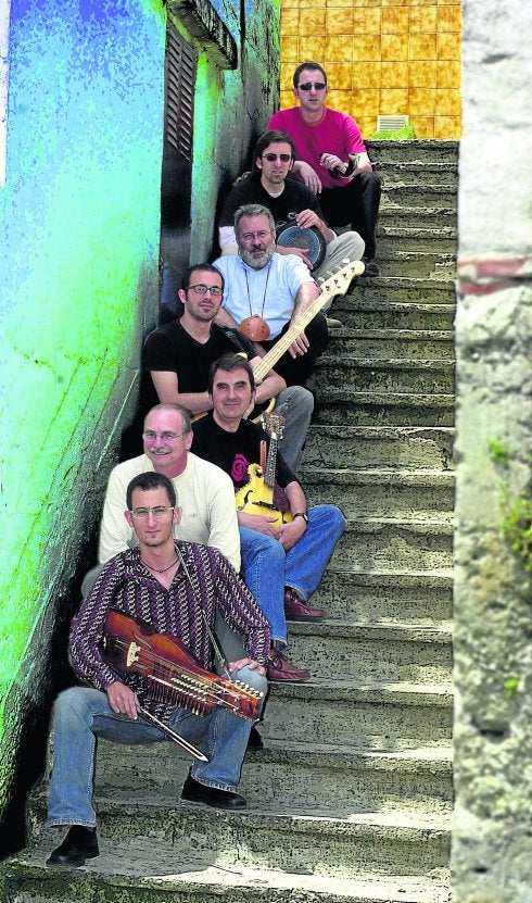 Última formación de Oskorri. El tercero, el quinto y el sexto desde arriba son Natxo de Felipe, Bixente Martínez y Anton Latxa, el núcleo del grupo.