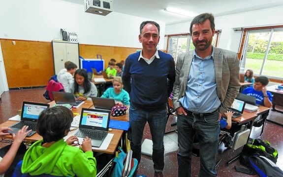 Aitor Uriondo y Alberto Medrano, en un aula de la ikastola Axular. 