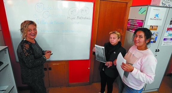 Nerea del Campo Aguirre, Raquel Solorzano Valiñas y Hanane Sbita, de la asociación de víctimas Mujeres al Cuadrado de Eibar. 