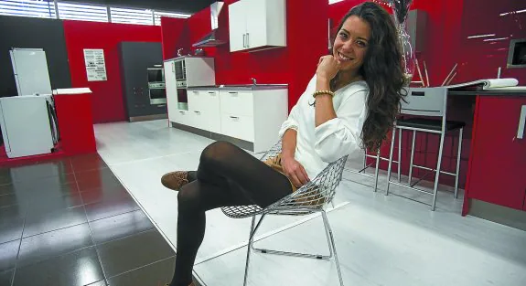 Laura Iturria, en una de las exposiciones de cocinas que la empresa familiar tiene abierta al público en Irun.