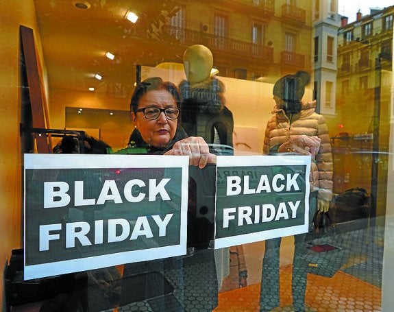 Una tienda de Donostia anuncia el viernes negro. 