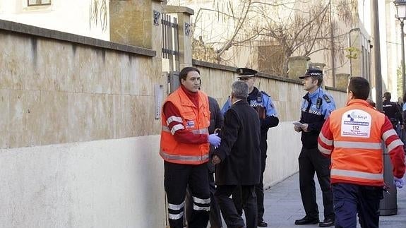 Efectivos sanitarios y de la Policía Local ante la escuela infantil "Guillermo Arce" de Salamanca