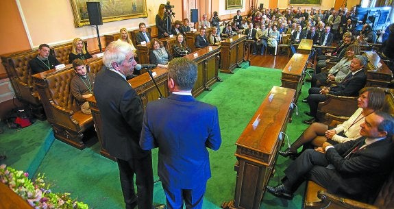 La Sala Capitular se llenó de familiares, amigos, compañeros y colegas que quisieron acompañar a 'Irure' en el reconocimiento de la ciudad.