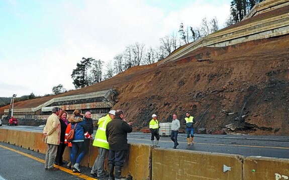 La diputada de Infraestructuras, Aintzane Oyarbide, visitó la zona.