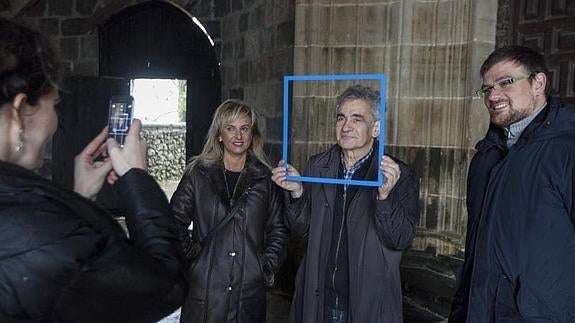 Pili Legarra Asteasuko alkatea, Bernardo Atxaga eta Xabier Paya.