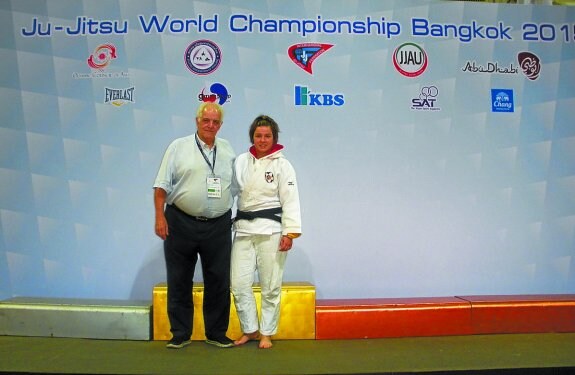 La judoca eibarresa Nekane Muguruza con su técnico Manu Agirre en la capital tailandesa donde  participó en el Mundial sénior de Jiu Jitsu y Ne Waza. 