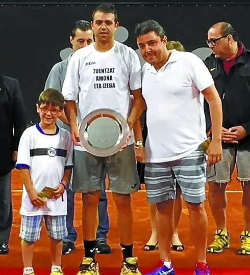 Iñigo Cervantes, con el trofeo tras ganar la final de Sao Paulo. 