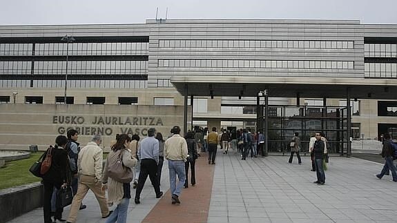 Hora de entrada de funcionarios del Gobierno vasco en la sede central de Vitoria, en Lakua