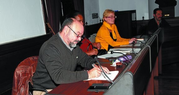 Los miembros de la Corporación, durante la sesión en la que rubricaron el acuerdo.  