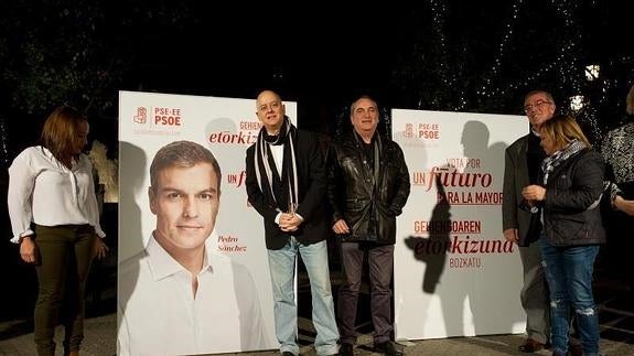 El aspirante a diputado por Gipuzkoa, Odón Elorza, ha iniciado la campaña en San Sebastián arropado por líderes y compañeros del partido.