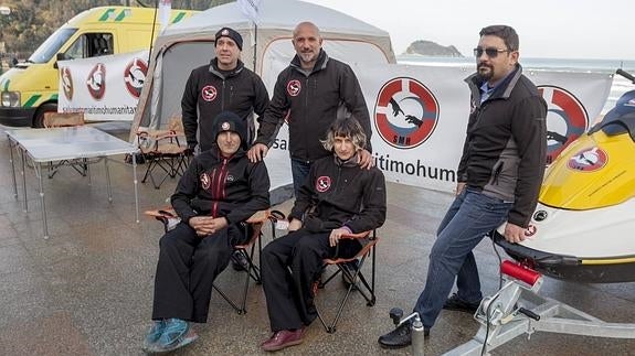 Los socorristas. en Zarautz antes de partir.