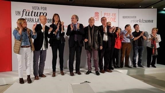 Los candidatos y dirigentes socialistas en el acto de San Sebastián