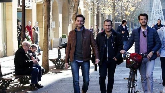 Los candidatos del PP de Gipuzkoa durante el paseo electoral en San Sebastián.