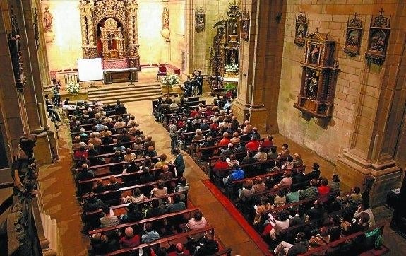 Gaur goizean Meza Nagusia izango da Bariko elizan, Salatxo abesbatzak abestua.