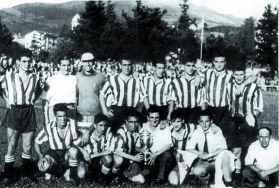 El Pasajes campeón regional en 1946-47. A la derecha, la conmemoración de sus bodas de plata. Abajo, campeones de la Copa de Gipuzkoa en 1950. 