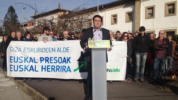 Iñarritu, frente a la prisión de Martutene. 