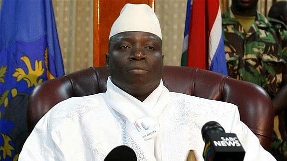 El dictador de Gambia exige a las mujeres quitarse el pantalón y la ropa interior
