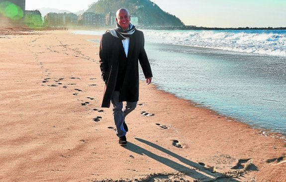 El cabeza de lista del PSE por Gipuzkoa, Odón Elorza, pasea por la orilla de la playa de la Zurriola.
