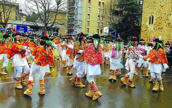 Colorido y bailes. Para participar en la comparsa el único requisito es ser mayor de 16 años. 