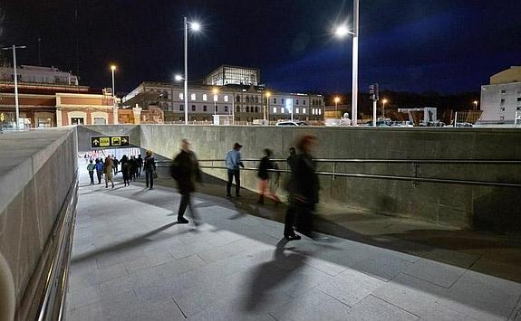 Los usuarios del pasadizo muestran su opinión tras el primer día de funcionamiento.