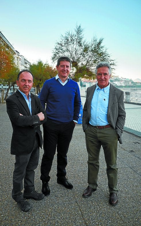 José Antonio Arruti, Javier Azparren y Jaime Usabiaga, en el Paseo de La Concha.