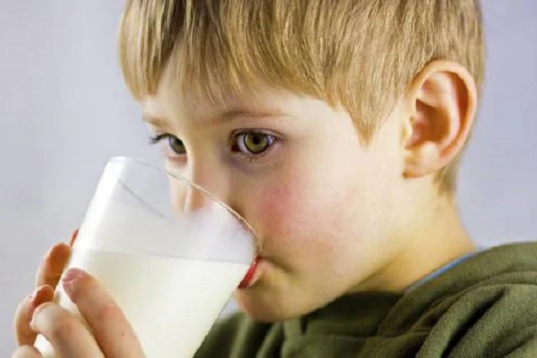 ¿Qué diferencia de verdad a la leche entera de la 'semi' y la desnatada?