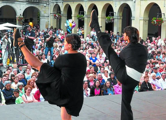 Exhibición. Oihane Vicente y Eneko Galdos en una actuación ante el público en la plaza. 