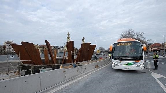 Un autobús prueba los accesos a la nueva estación de autobuses de San Sebastián