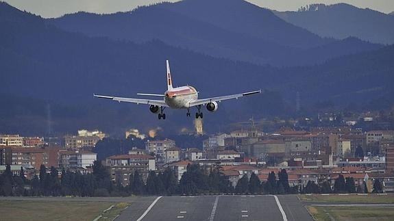 Momento en el que un avión aterriza con fuerte viento en Loiu 