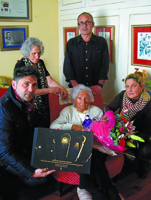 Homenajeada. Dora con su hija, su nieto, Serrano y González.