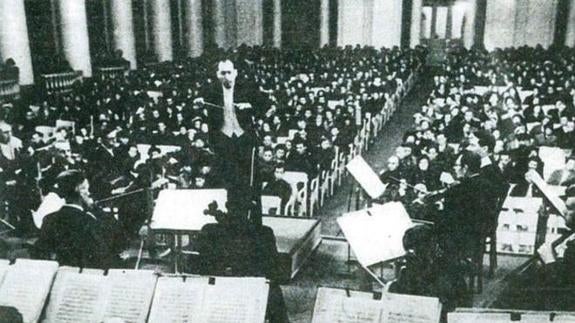 Karl Eliasberg al frente de la orquesta el 9 de agosto de 1942.