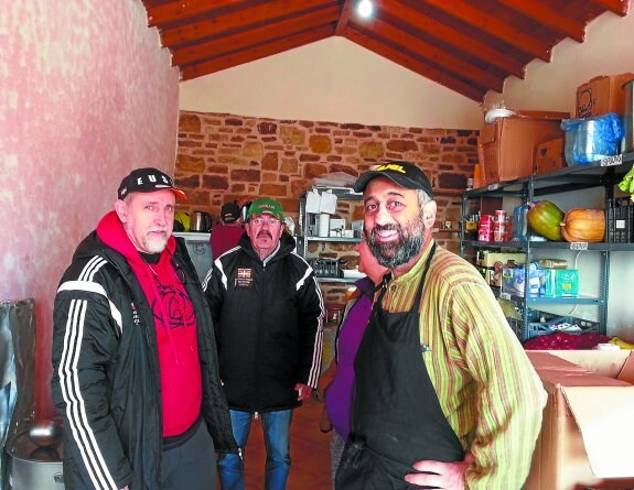 Zazpi García Amiano e Iñaki Alkiza, con el voluntario hindú que cocina en un local alquilado en Chíos para dar de comer a los refugiados.