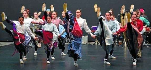 Villabonako Oinkari eta Lizartzako Otsolar dantza taldeetako dantzariek emanaldia eskaini zuten frontoian. 