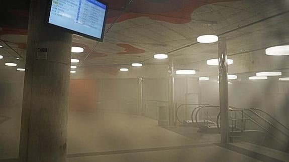 El humo asciende a la parte superior en la estación de autobuses. Es correcto.