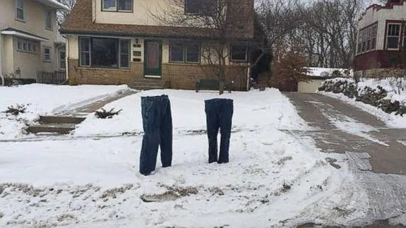 La última moda en EE UU: congelar pantalones en plena calle para crear hombres invisibles